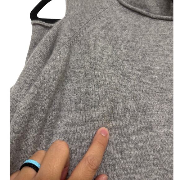 AQUA 100% Cashmere Gray Cold Shoulder Cutout Sweater Cozy Top Women’s Medium - Picture 4 of 5